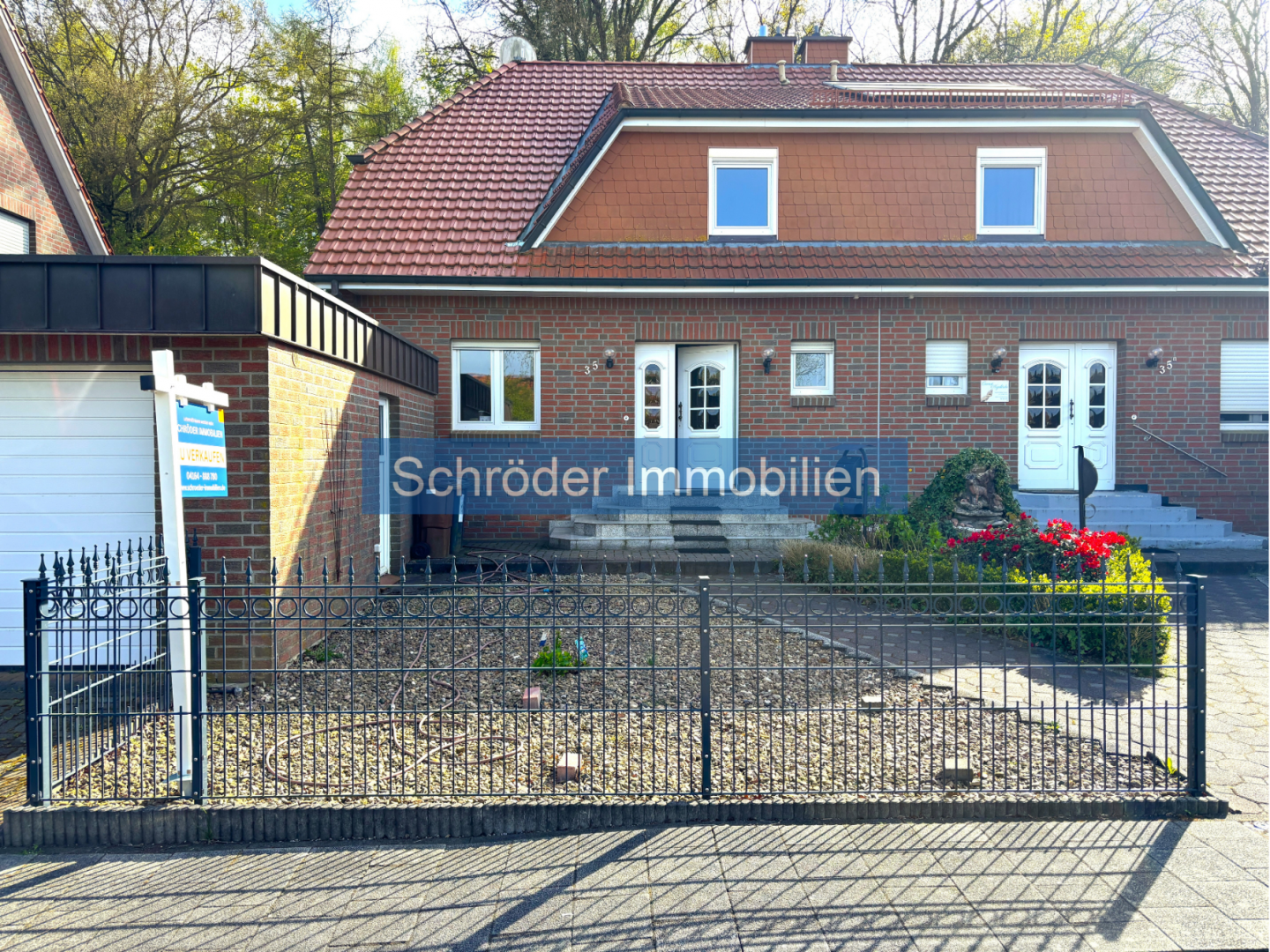 Schöne Doppelhaushälfte mit Vollkeller und Garage in Stade