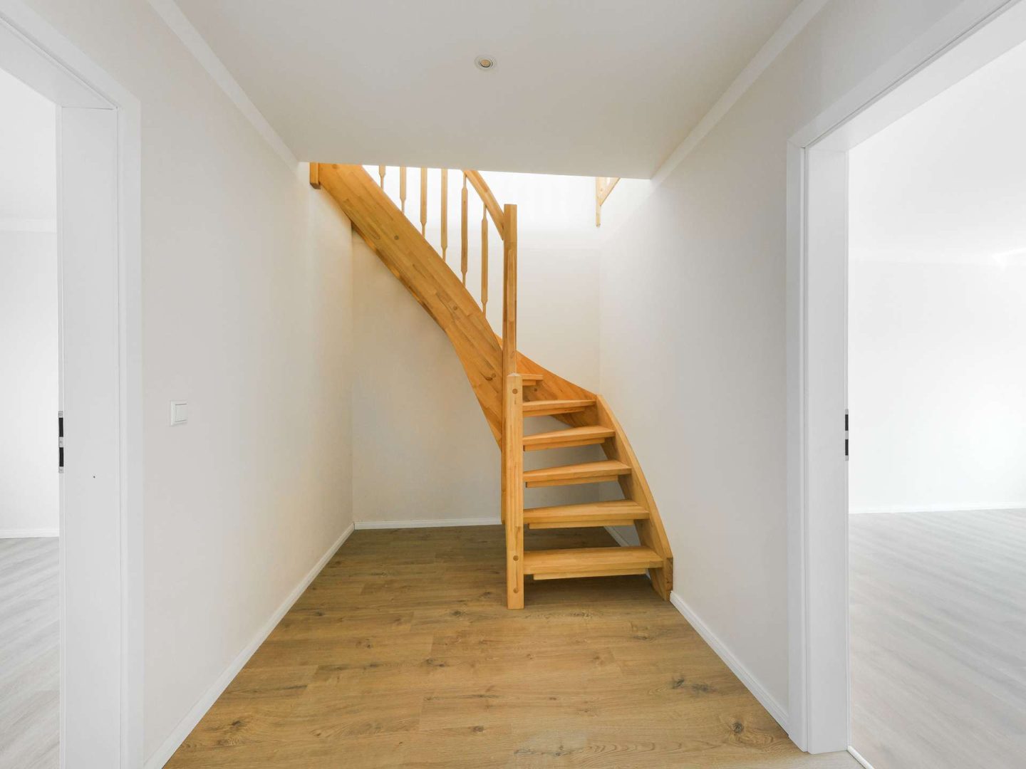 Flur OG_Treppe ins Dachstudio