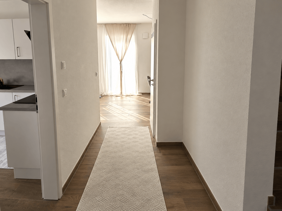 Flur Blick ins Wohnzimmer